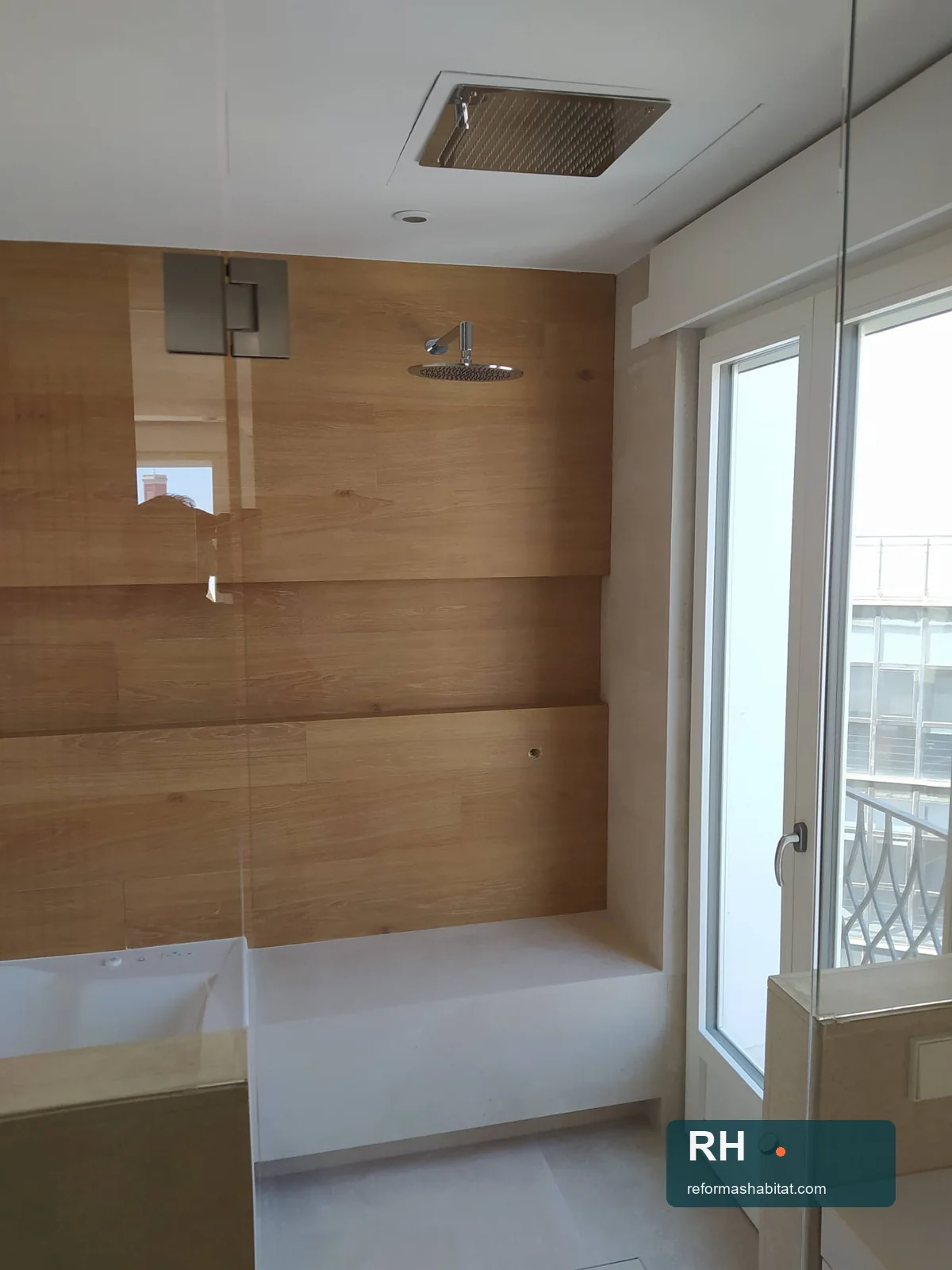 Ducha y revestimiento de madera