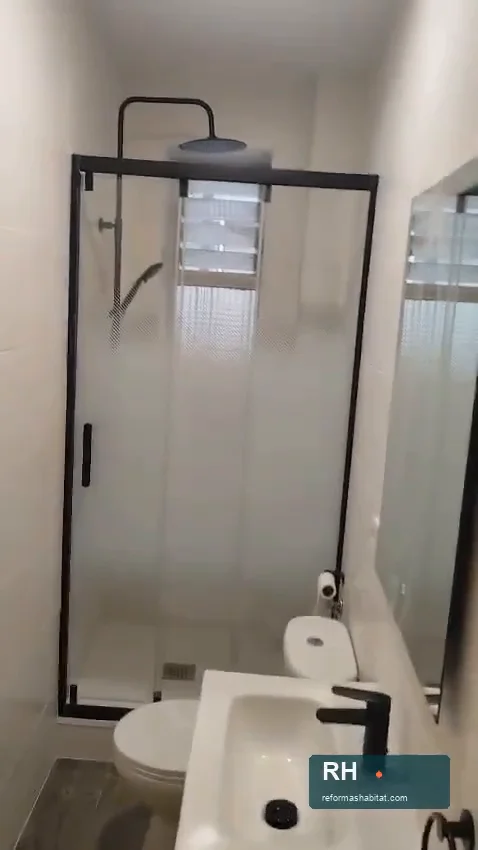 Vista del baño con ducha y mampara del vídeo
