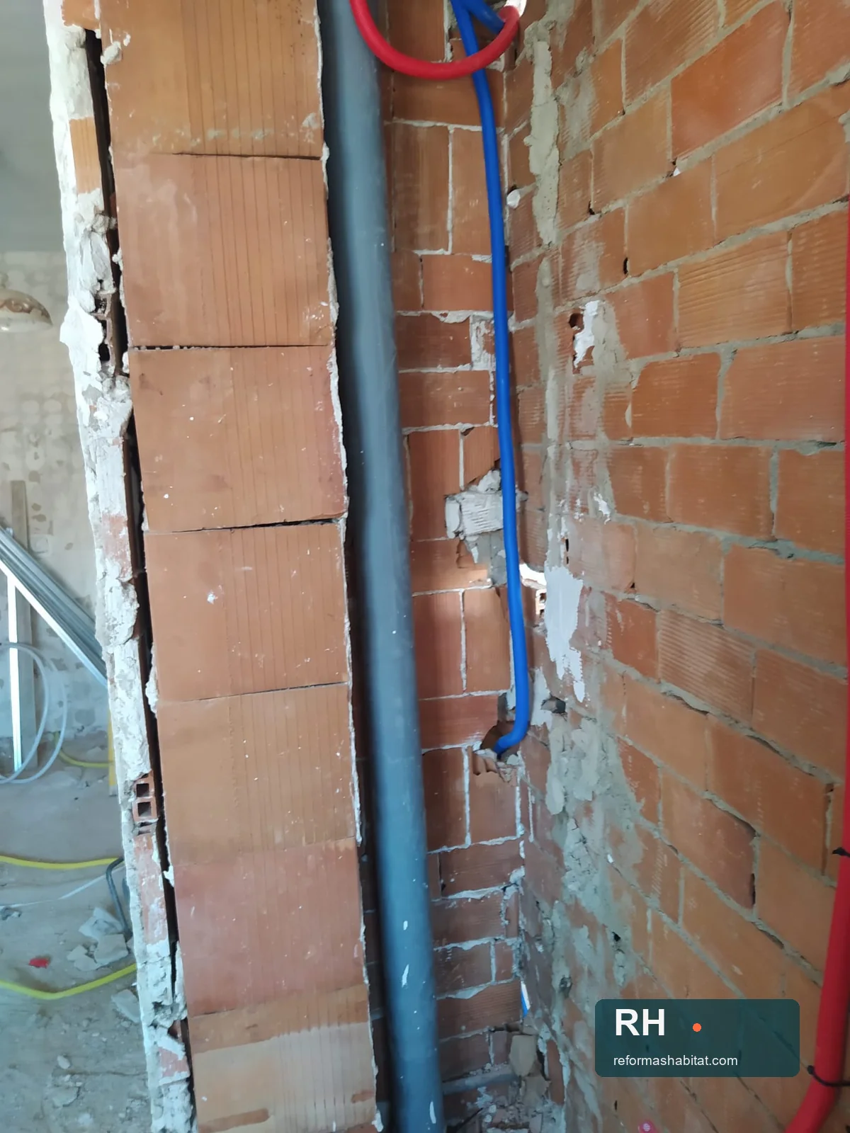Instalaciones de fontanería durante una obra del equipo